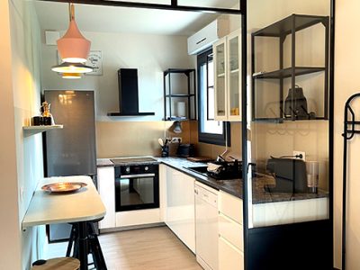 Relooking déco cuisine dans un style moderne et épuré avec une touche industrielle